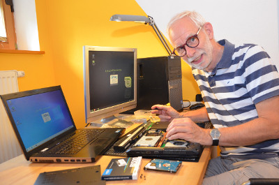 Dr. A. Herber richtet gebrauchte Notebooks her